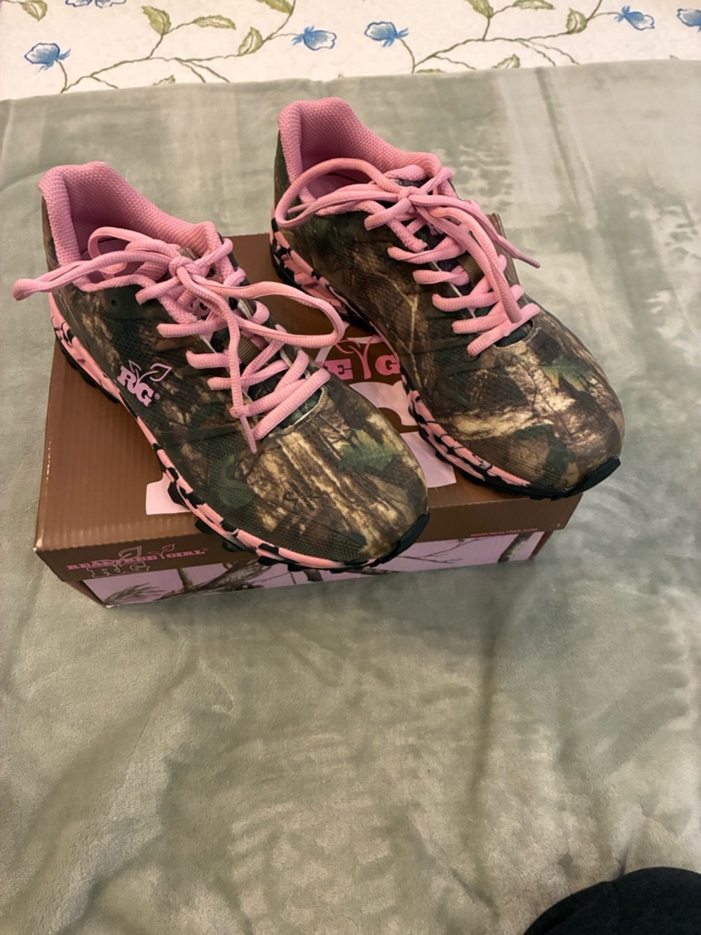 Women’s RealTree Pink Camo Footwear Size 8 Medium